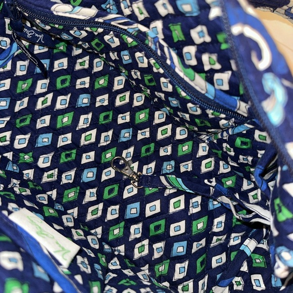 Vera Bradley Purse in Mediterranean Blue 💙🌊🩵With Key Clip! - Picture 4 of 4